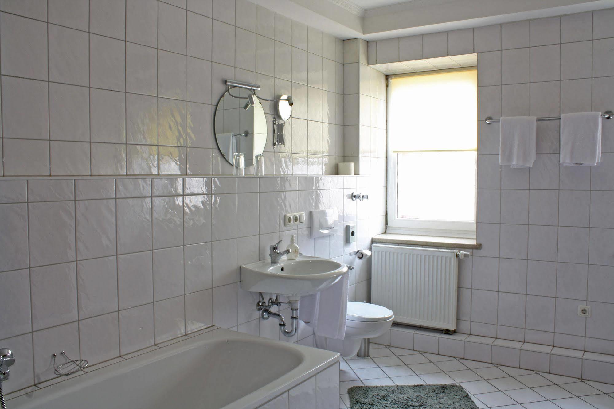 Hotel Cristallo Landshut Bagian luar foto