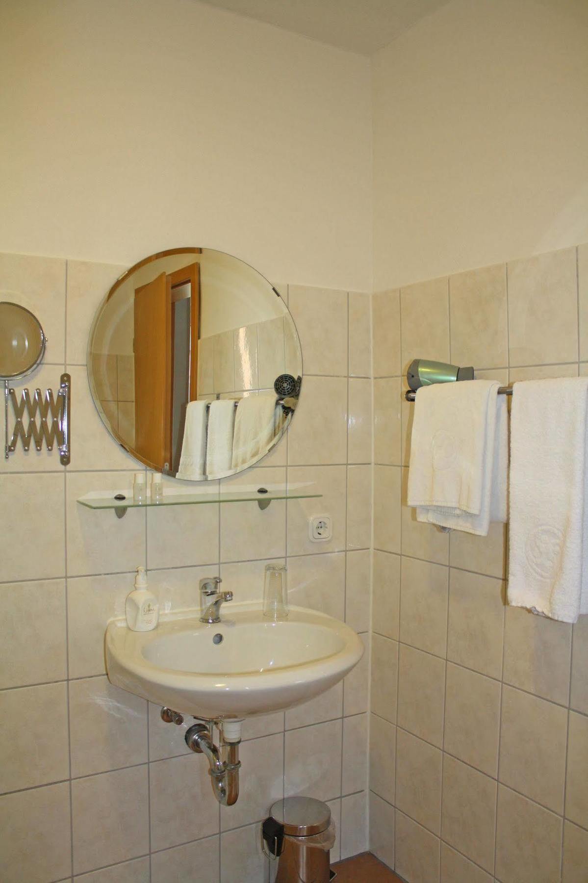 Hotel Cristallo Landshut Bagian luar foto