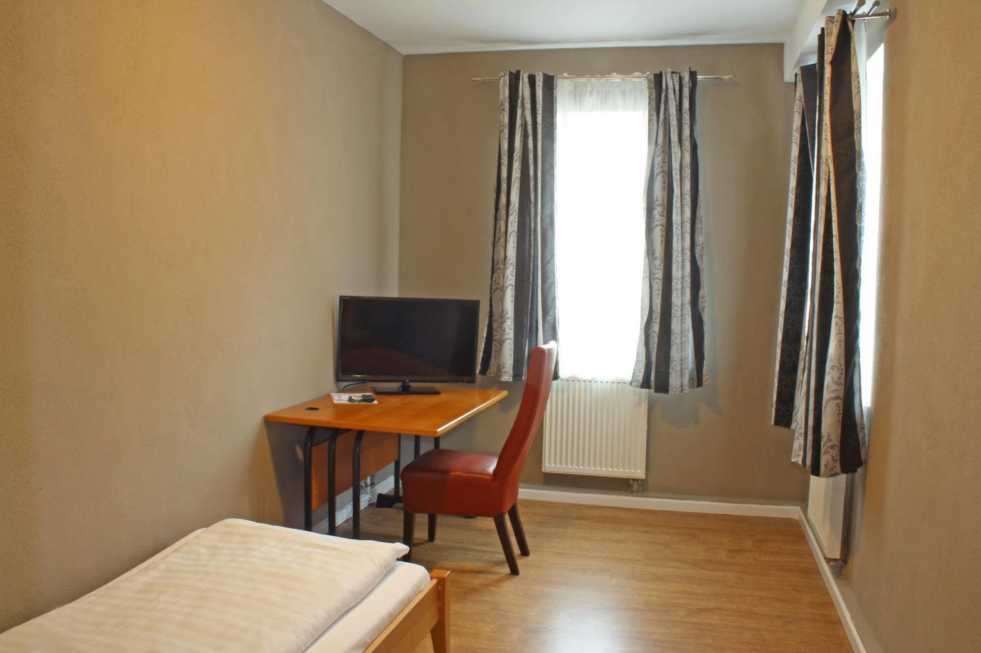 Hotel Cristallo Landshut Bagian luar foto